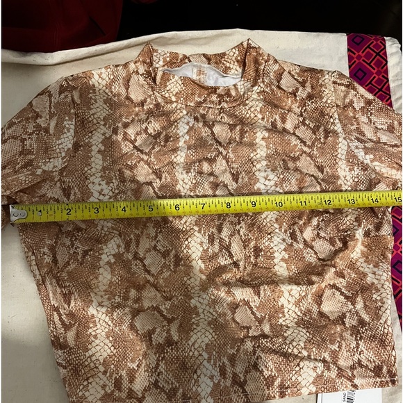 Vitamin A Remy Rashguard crop top - Picture 4 of 8